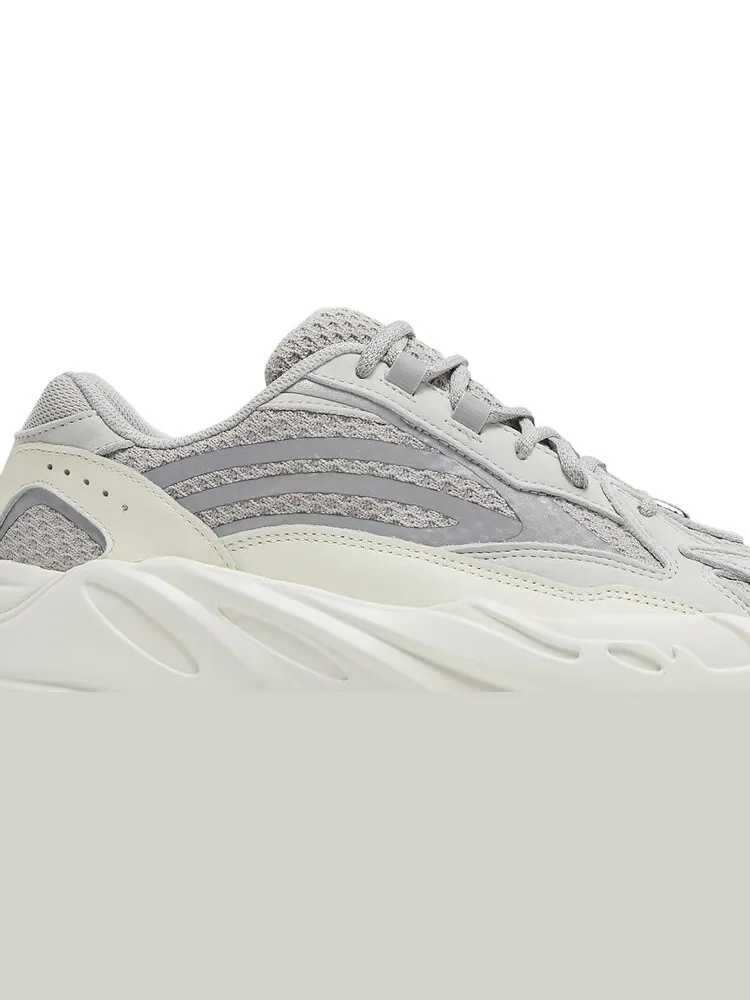 Кроссовки Adidas Yeezy Boost 700 V2 'Static' — изображение 2 из 4, серый