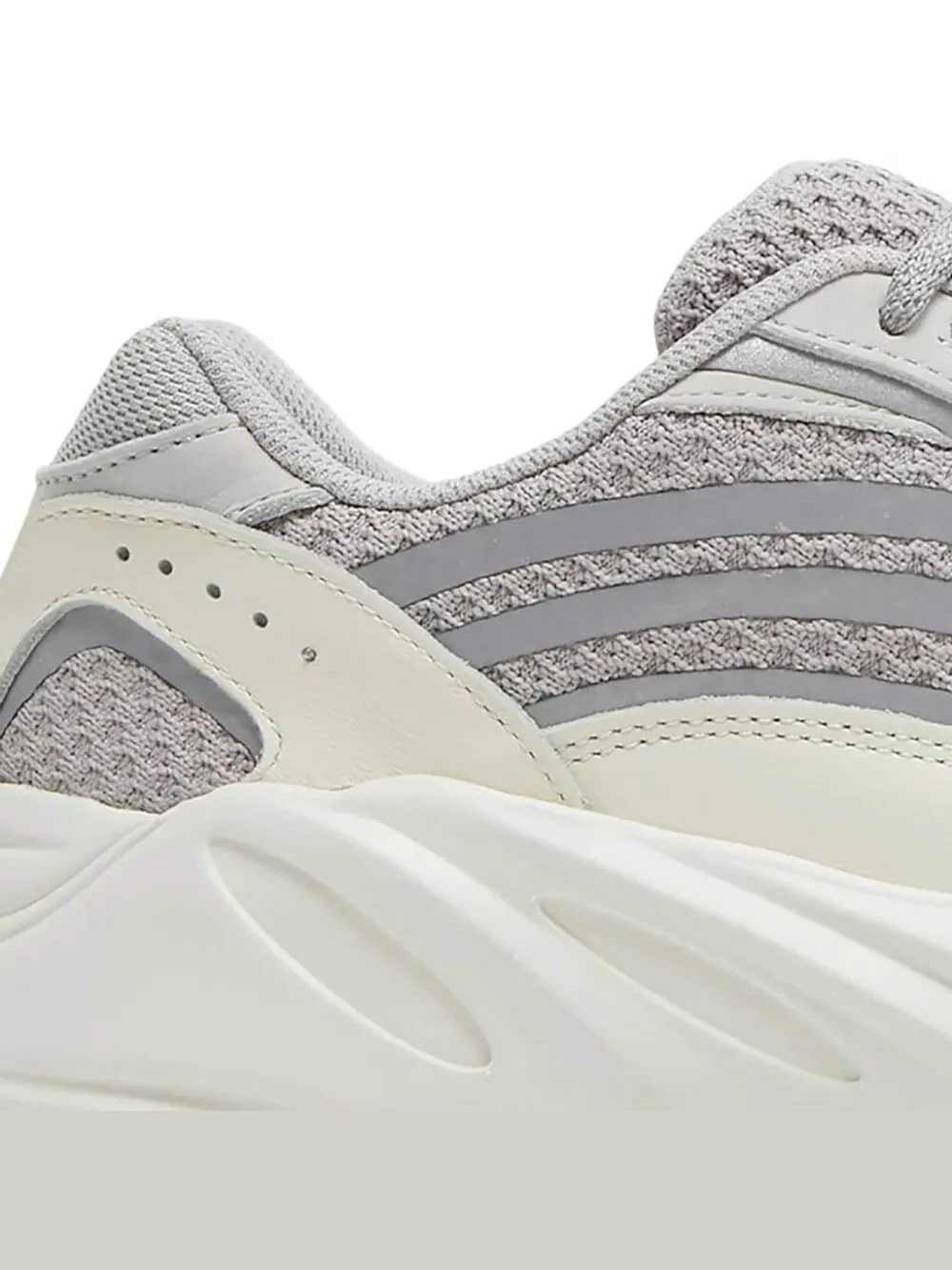 Кроссовки Adidas Yeezy Boost 700 V2 Static — изображение 7 из 9, серый