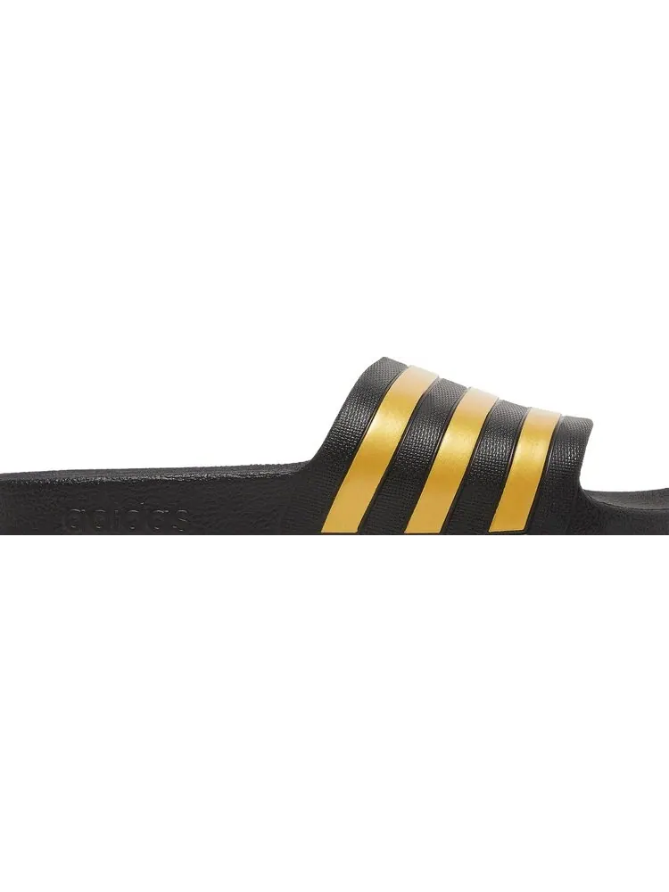 Сандалии Adidas Adilette Aqua Slides 'Black Gold Metallic' — изображение 2 из 8, черный