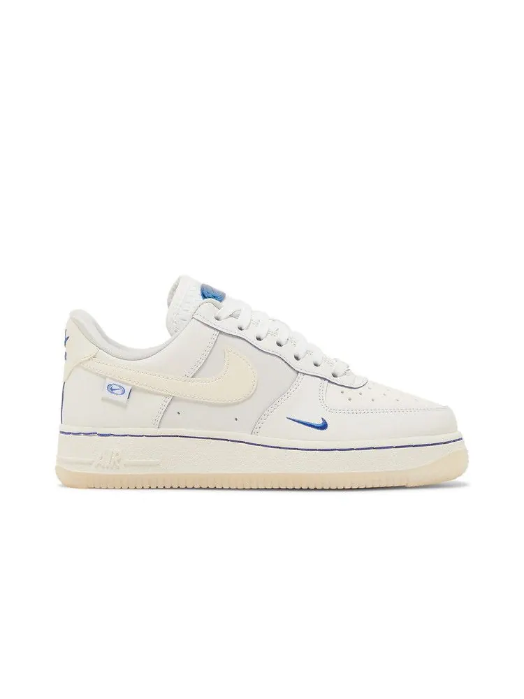 Кроссовки Nike Wmns Air Force 1 '07 LX 'Worldwide Pack - Sail Game Royal' — изображение 2 из 9, белый
