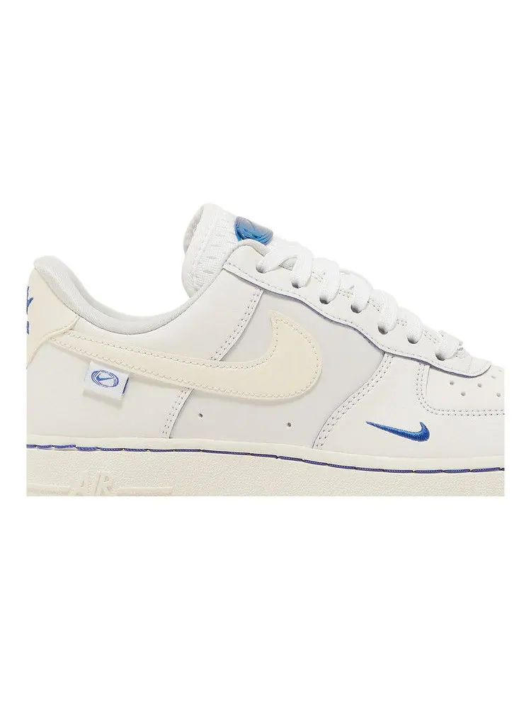 Кроссовки Nike Wmns Air Force 1 '07 LX 'Worldwide Pack - Sail Game Royal' — изображение 3 из 9, белый
