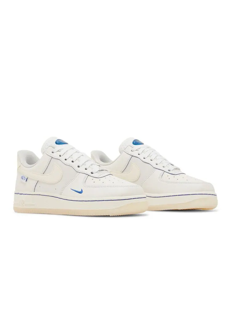 Кроссовки Nike Wmns Air Force 1 '07 LX 'Worldwide Pack - Sail Game Royal' — изображение 9 из 9, белый