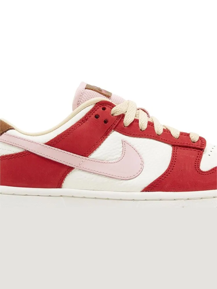 Кроссовки Wmns Dunk Low Premium 'Bacon' — изображение 2 из 4, красный