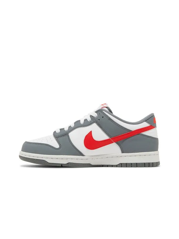 Кроссовки Nike Dunk Low Next Nature GS 'Smoke Grey Light Crimson' — изображение 4 из 9, серый/светлый/белый
