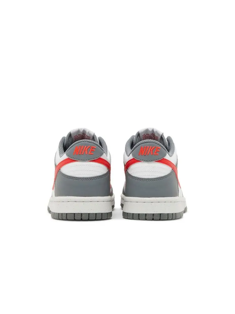 Кроссовки Nike Dunk Low Next Nature GS 'Smoke Grey Light Crimson' — изображение 7 из 9, серый/светлый/белый
