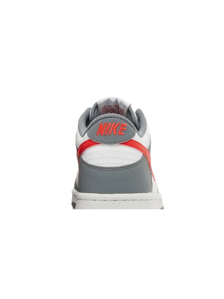 Кроссовки Nike Dunk Low Next Nature GS 'Smoke Grey Light Crimson' — изображение 8 из 9, серый/светлый/белый