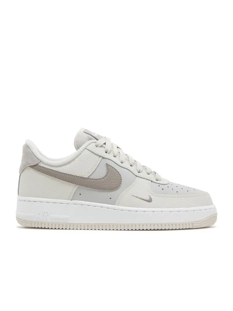 Кроссовки Nike WMNS AIR FORCE 1 LOW '07 'MOON FOSSIL' — изображение 1 из 4, светлый коричневый