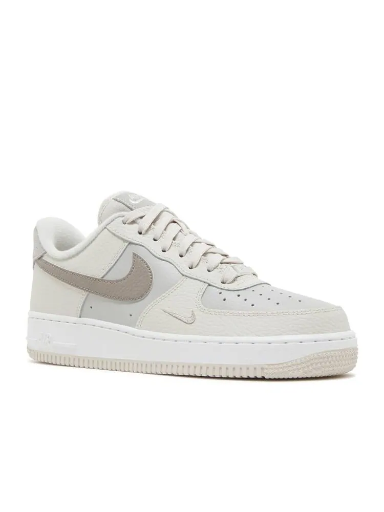 Кроссовки Nike WMNS AIR FORCE 1 LOW '07 'MOON FOSSIL' — изображение 2 из 4, светлый коричневый