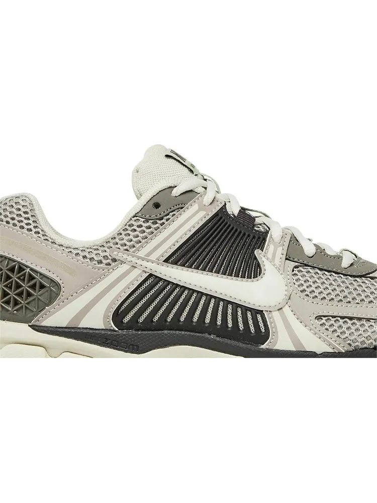 Кроссовки Nike Wmns Air Zoom Vomero 5 'Cobblestone' — изображение 2 из 8, серый