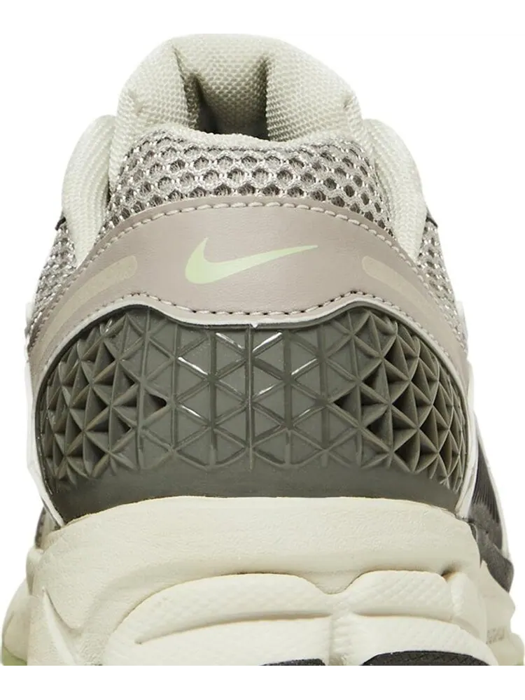 Кроссовки Nike Wmns Air Zoom Vomero 5 'Cobblestone' — изображение 7 из 8, серый