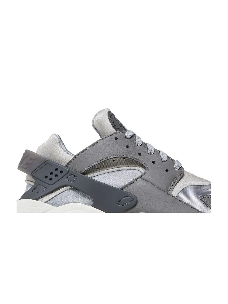 Кроссовки Air Huarache 'Light Smoke Grey' — изображение 2 из 8, светлый серый