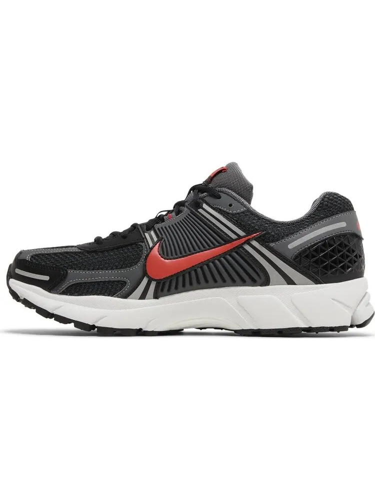 Кроссовки Air Zoom Vomero 5 'Black Picante Red' — изображение 3 из 4, черный
