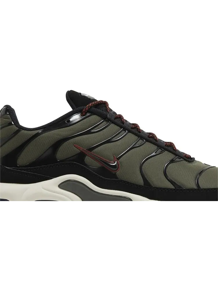 Кроссовки Air Max Plus 'Black Cargo Khaki' — изображение 2 из 4, зеленый