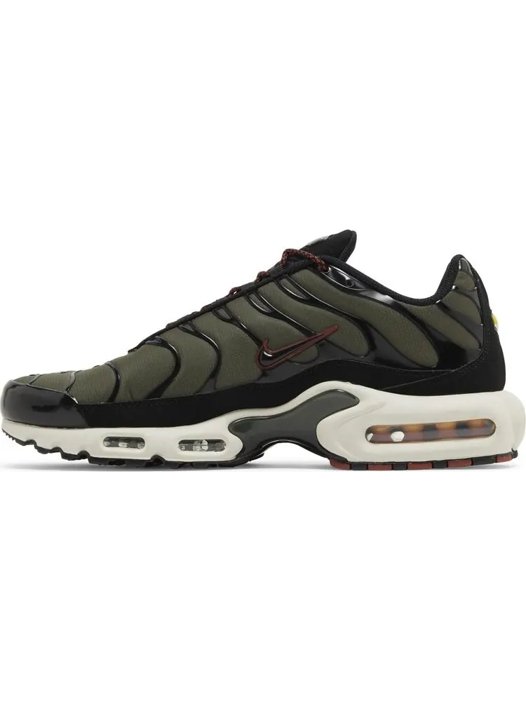 Кроссовки Air Max Plus 'Black Cargo Khaki' — изображение 3 из 4, зеленый