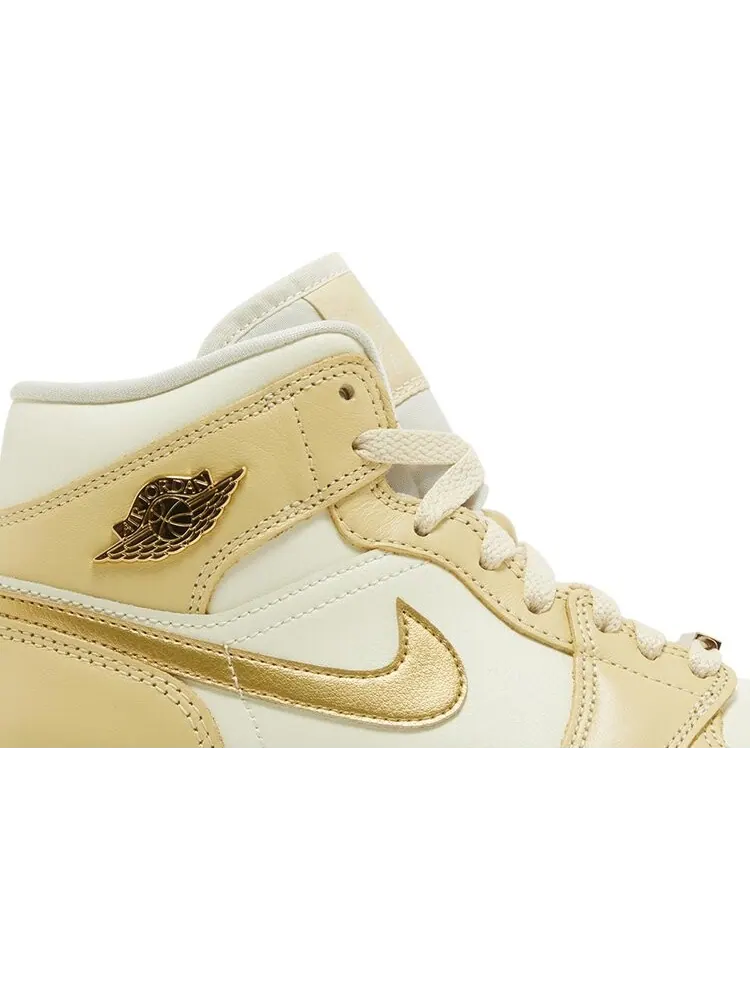 Кроссовки Wmns Air Jordan 1 Mid 'Pale Vanilla Gold' — изображение 2 из 4, бежевый
