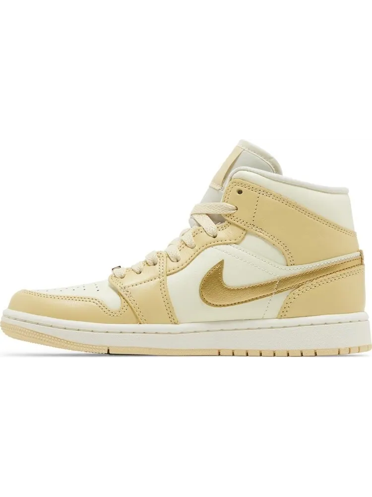 Кроссовки Wmns Air Jordan 1 Mid 'Pale Vanilla Gold' — изображение 3 из 4, бежевый