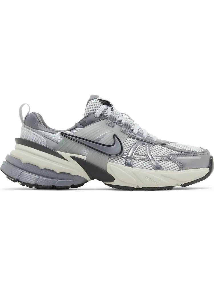 Женские кроссовки Nike Wmns V2K Run 'Pure Platinum Wolf Grey' — изображение 1 из 4, серый