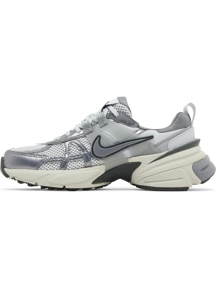 Женские кроссовки Nike Wmns V2K Run 'Pure Platinum Wolf Grey' — изображение 3 из 4, серый