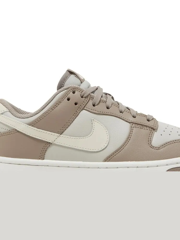 Кроссовки Nike Wmns Dunk Low 'Moon Fossil' — изображение 2 из 8, коричневый
