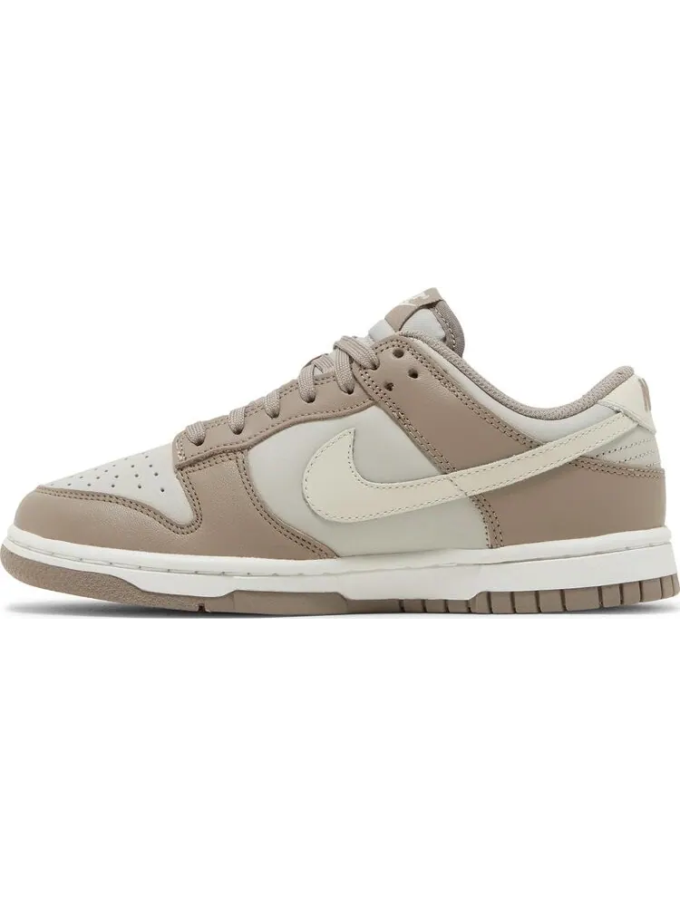 Кроссовки Nike Wmns Dunk Low 'Moon Fossil' — изображение 3 из 8, коричневый