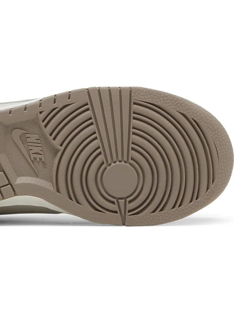 Кроссовки Nike Wmns Dunk Low 'Moon Fossil' — изображение 5 из 8, коричневый