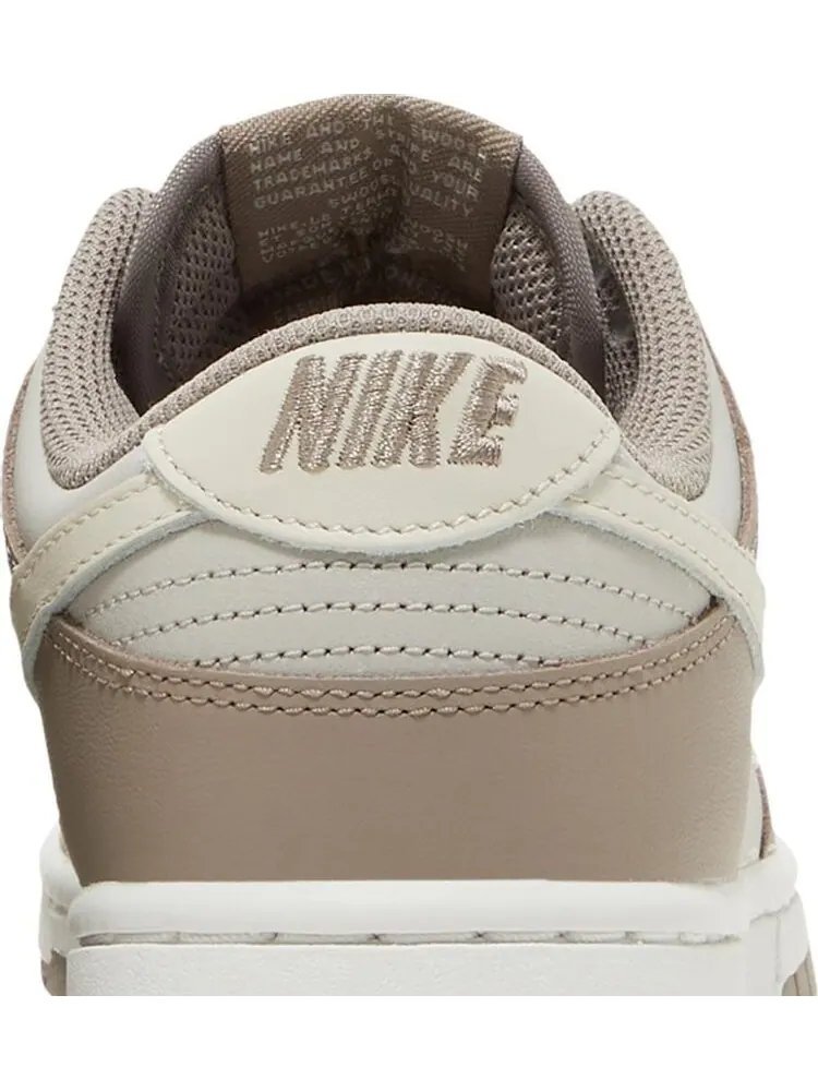 Кроссовки Nike Wmns Dunk Low 'Moon Fossil' — изображение 7 из 8, коричневый