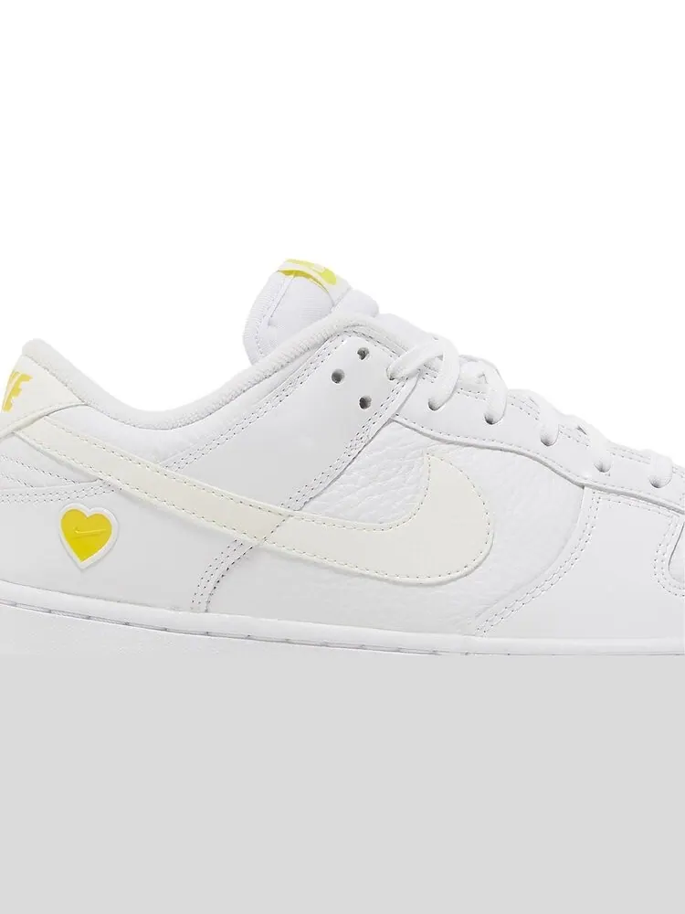 Кроссовки Wmns Dunk Low 'Valentine's Day - Yellow Heart' — изображение 2 из 4, белый