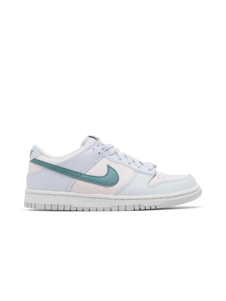 Кроссовки Nike Dunk Low GS 'Mineral Teal' — изображение 2 из 9, серый//розовый