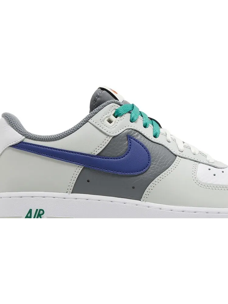 Кроссовки Air Force 1 '07 LV8 'Split - Light Silver Deep Royal' — изображение 2 из 4, серый