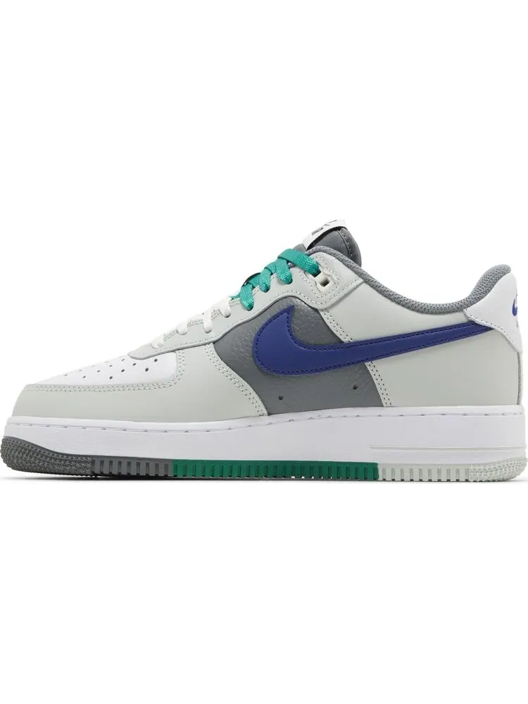 Кроссовки Air Force 1 '07 LV8 'Split - Light Silver Deep Royal' — изображение 3 из 4, серый