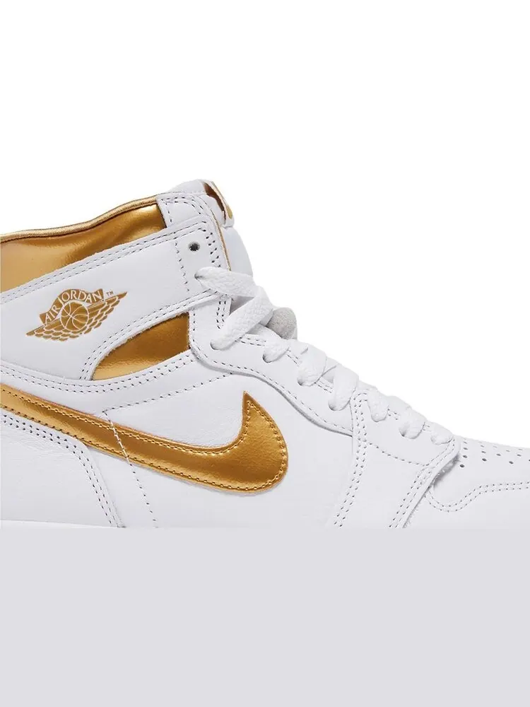 Кроссовки Wmns Air Jordan 1 Retro High OG 'Metallic Gold' — изображение 2 из 4, белый