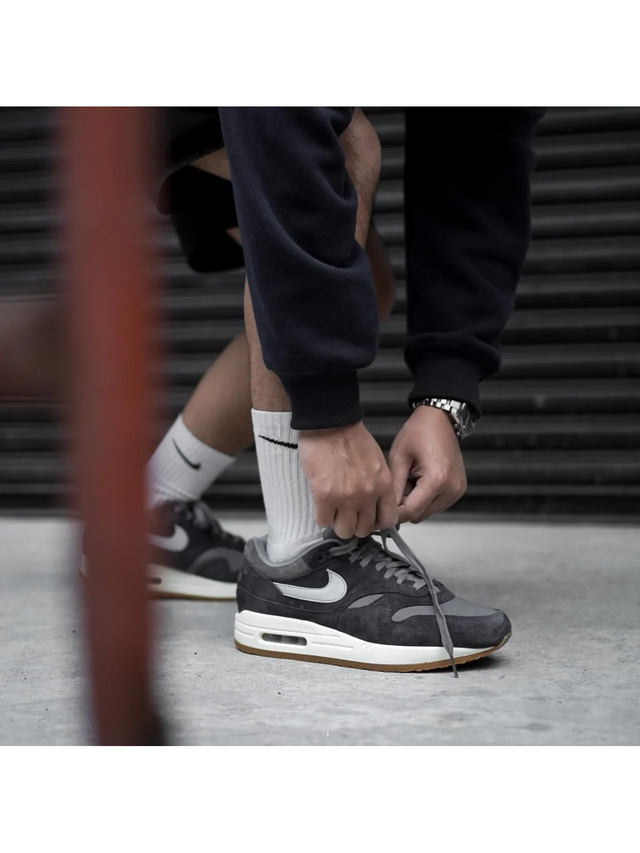 Кроссовки Nike Air Max 1 Premium 'Crepe - Soft Grey' — изображение 2 из 6, серый