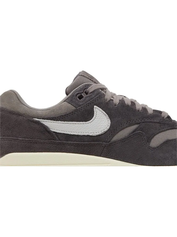 Кроссовки Nike Air Max 1 Premium 'Crepe - Soft Grey' — изображение 3 из 6, серый