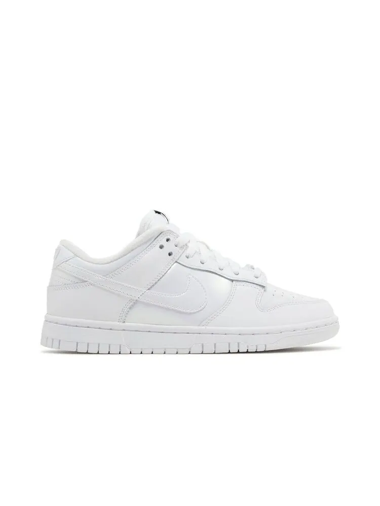 Кроссовки Nike Wmns Dunk Low SE 'Dance Pack - White Iridescent' — изображение 2 из 9, белый/белый/белый/белый
