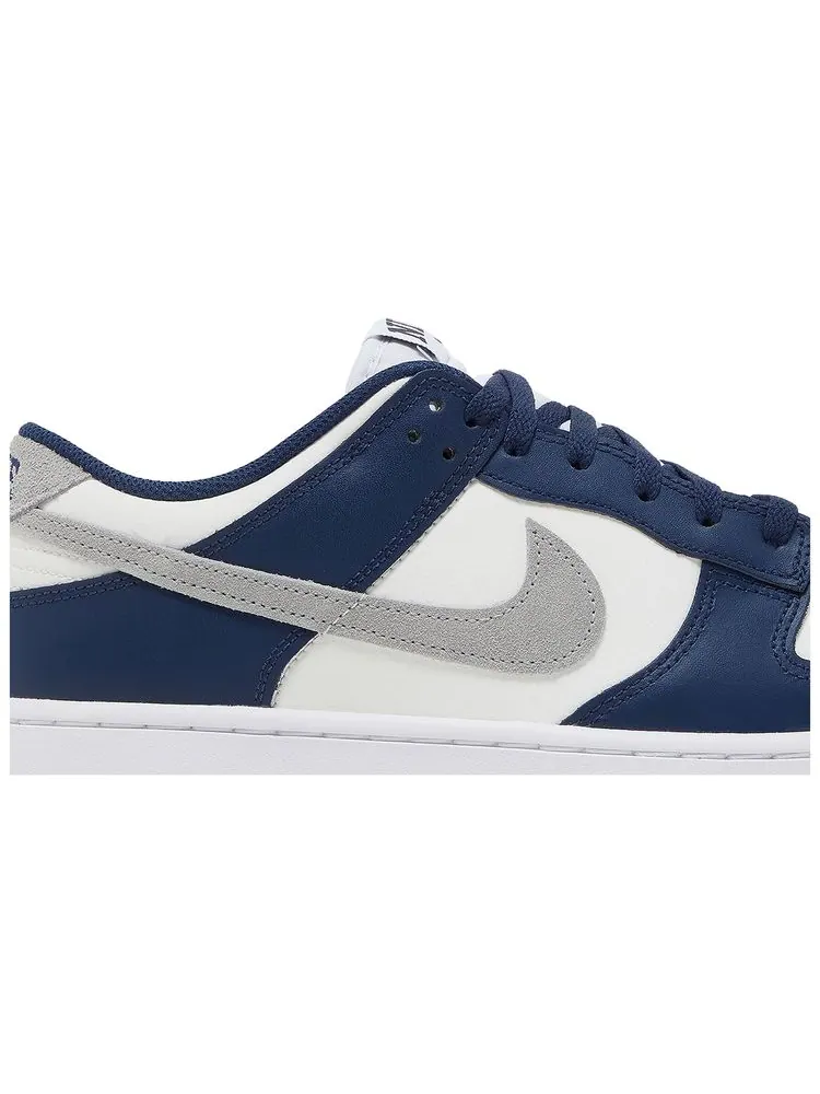 Кроссовки Nike Dunk Low 'Midnight Navy Smoke Grey' — изображение 2 из 8, синий