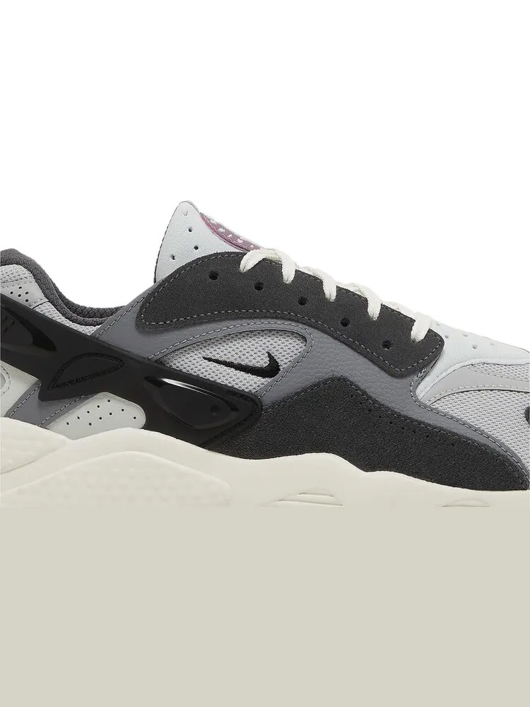 Кроссовки Air Huarache Runner 'Light Smoke Grey Gum' — изображение 2 из 4, серый