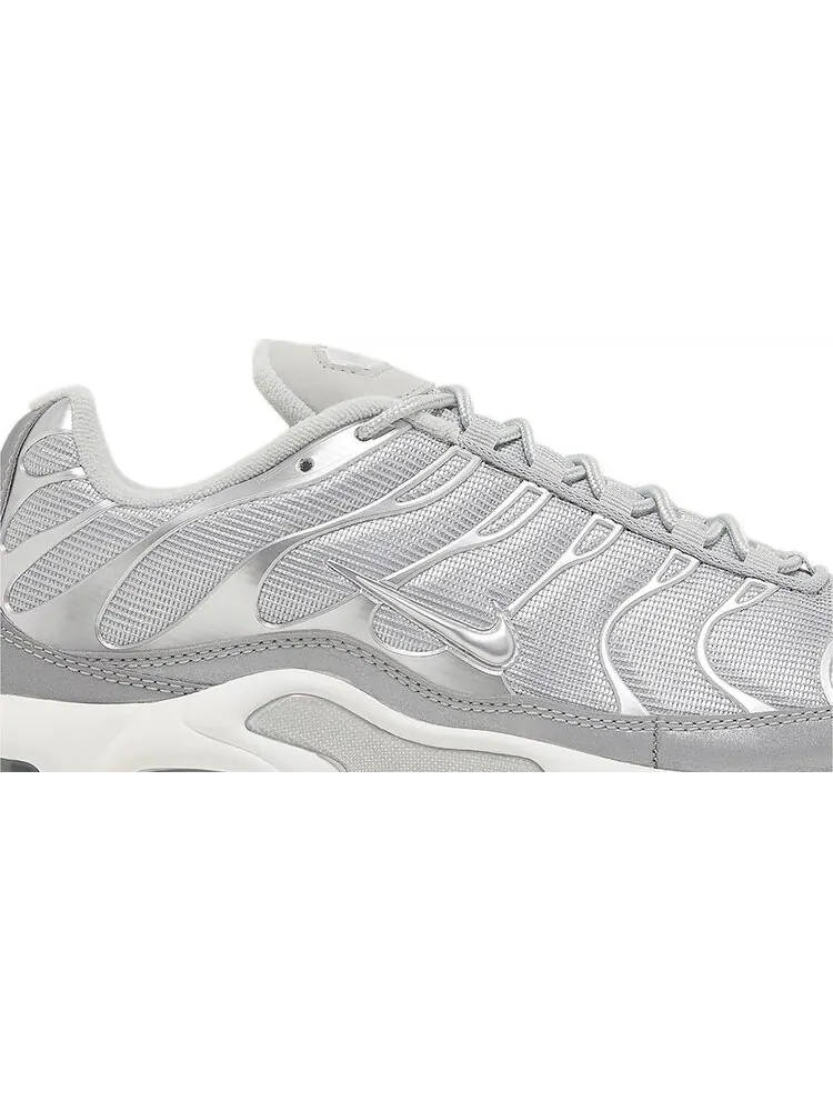 Кроссовки Air Max Plus 'Metallic Silver' — изображение 2 из 4, серебряный