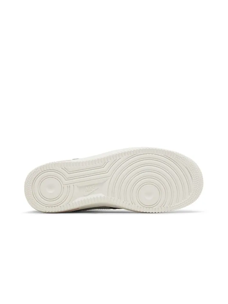 Кроссовки Nike Wmns Air Force 1 Low 'Be True To Her School - Georgetown' — изображение 5 из 9