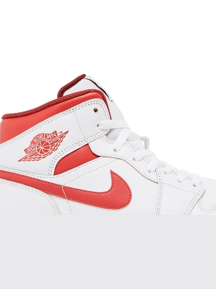 Кроссовки Air Jordan 1 Mid SE 'White Dune Red' — изображение 2 из 4, белый