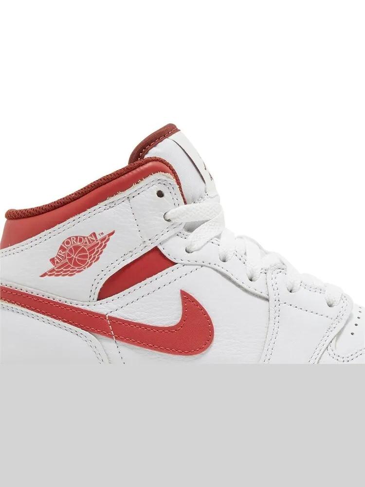 Кроссовки Air Jordan 1 Mid SE GS 'White Dune Red' — изображение 2 из 4, белый