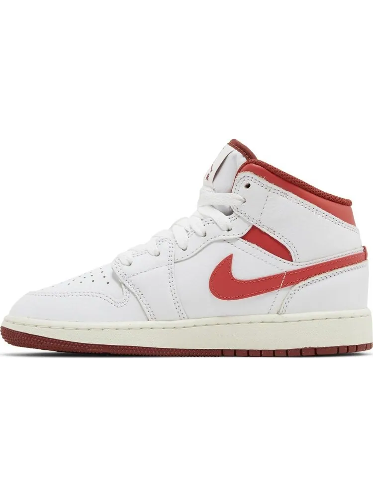 Кроссовки Air Jordan 1 Mid SE GS 'White Dune Red' — изображение 3 из 4, белый