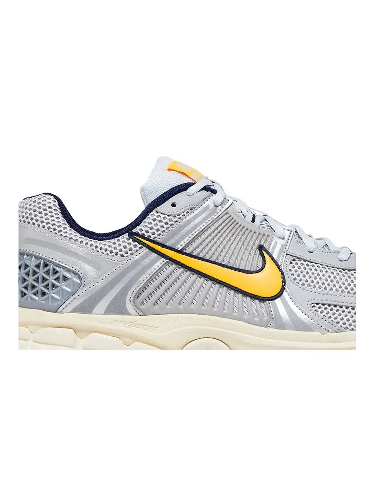 Кроссовки Air Zoom Vomero 5 'Platinum Laser Orange' — изображение 2 из 8, платиновый оранжевый