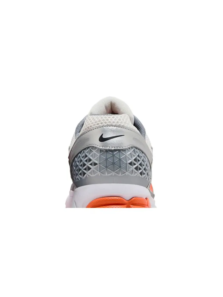 Кроссовки Air Zoom Vomero 5 'Platinum Tint Safety Orange' — изображение 7 из 8, платиновый оранжевый