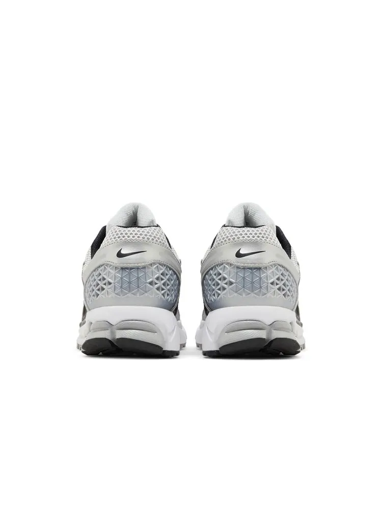Кроссовки Air Zoom Vomero 5 'Metallic Silver Black' — изображение 6 из 8