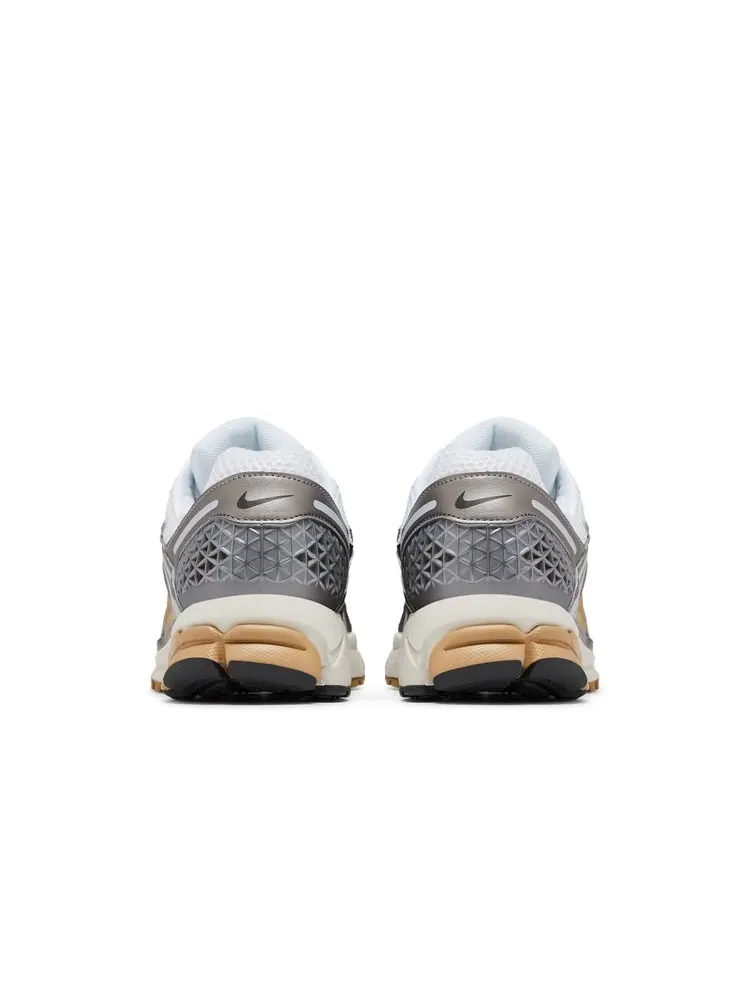 Кроссовки Air Zoom Vomero 5 'Metallic Pewter' — изображение 6 из 8, серый