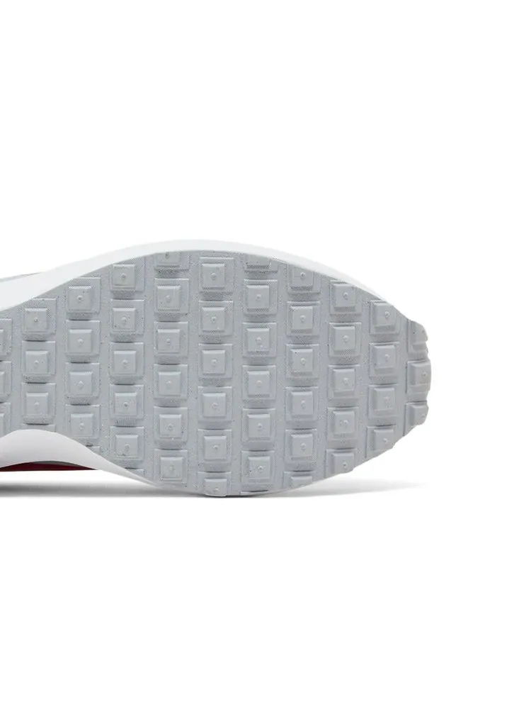 Кроссовки Nike Waffle Debut 'Wolf Grey University Red' — изображение 6 из 9