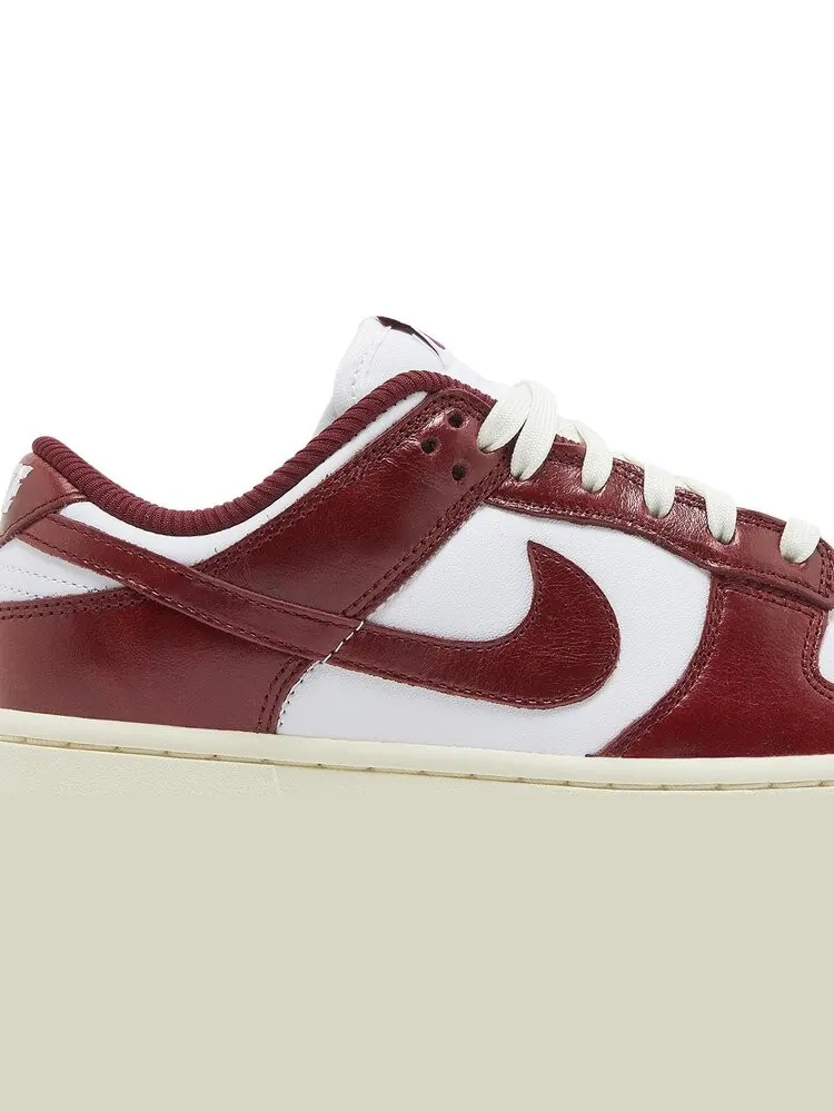 Кроссовки Wmns Dunk Low Premium 'Vintage Red' — изображение 2 из 4, красный