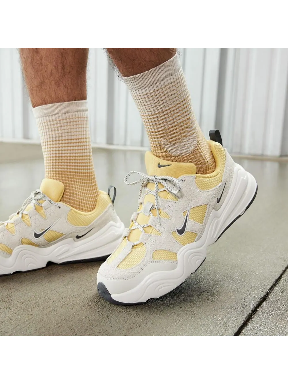 Кроссовки Nike Tech Hera Lifestyle — изображение 3 из 8, серый/желтый