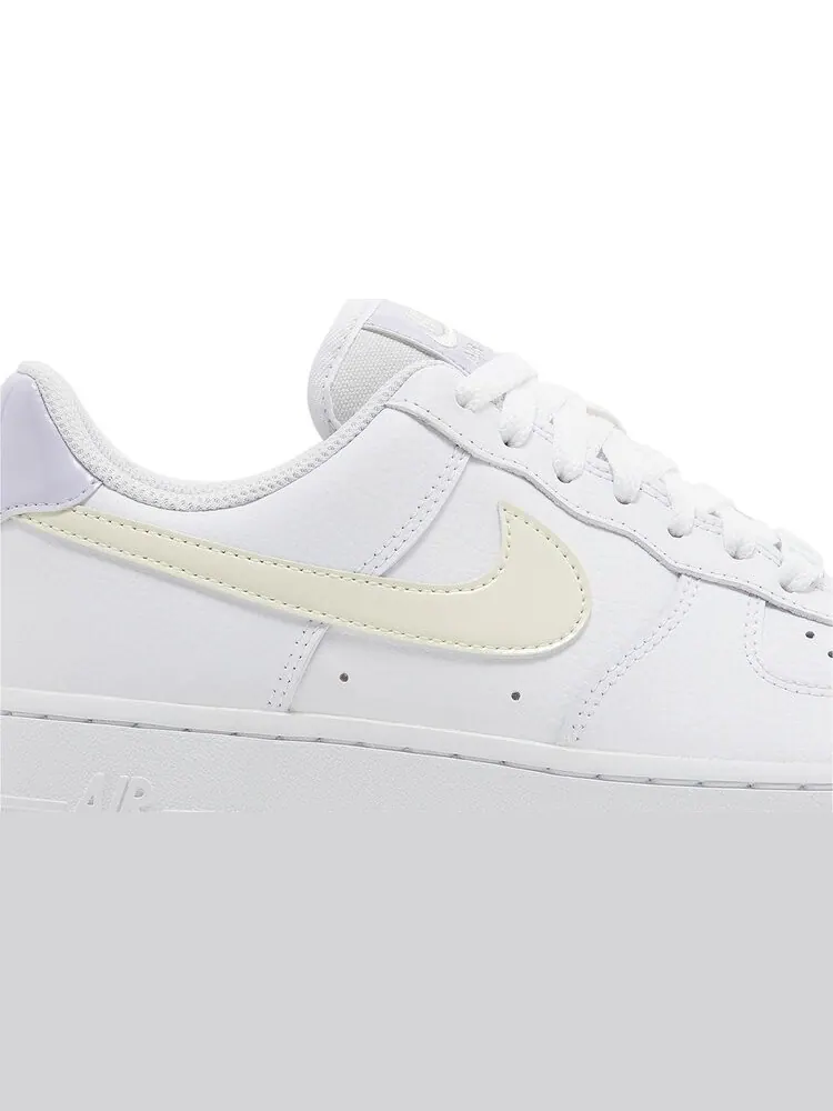 Кроссовки Wmns Air Force 1 '07 'Coconut Milk Oxygen Purple' — изображение 2 из 4, белый