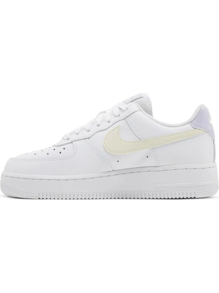 Кроссовки Wmns Air Force 1 '07 'Coconut Milk Oxygen Purple' — изображение 3 из 4, белый